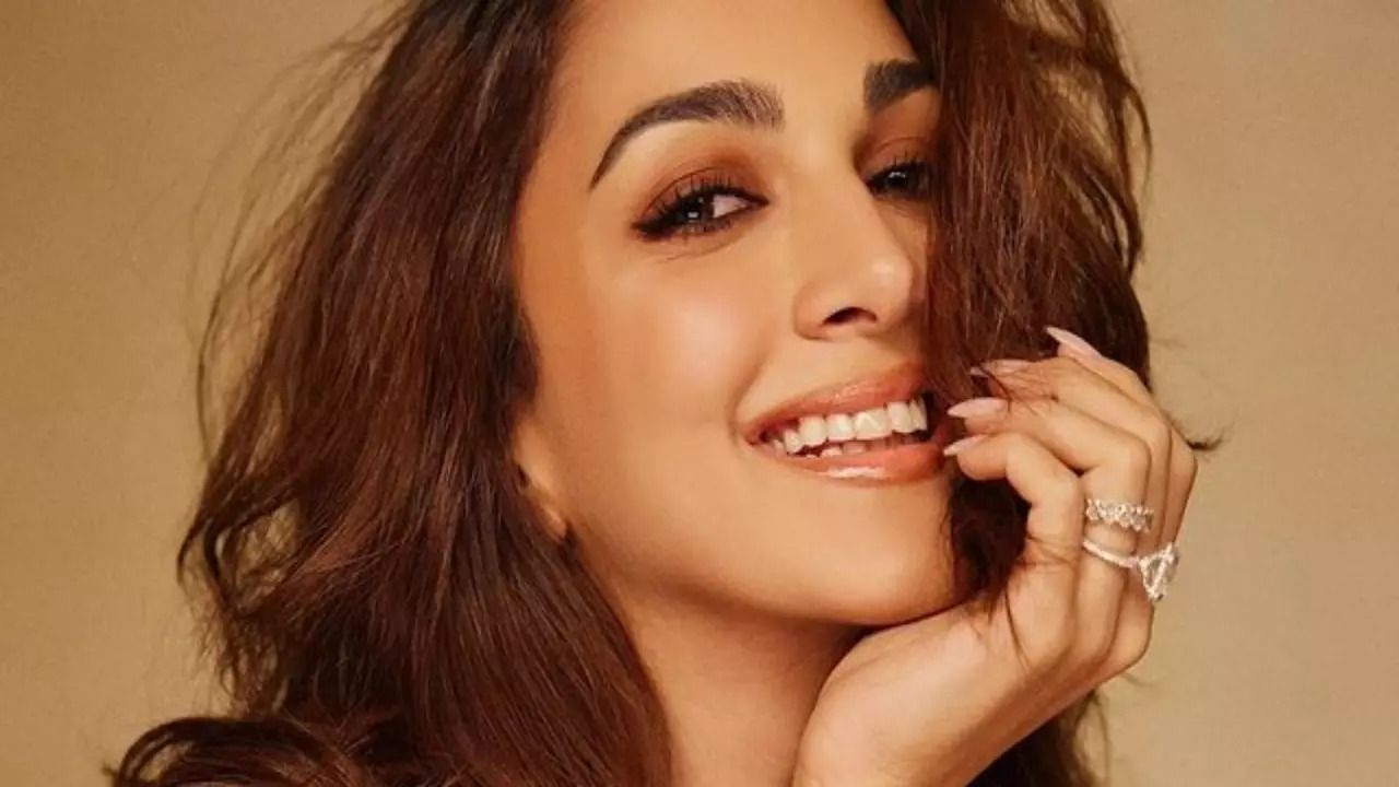 Bollywood Star Kiara Advani Touched by Heartfelt Gesture from Flight Crew