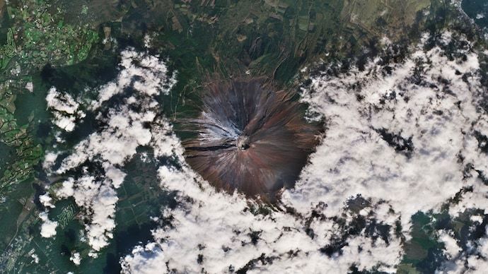 JAPAN'S MOUNT FUJI RECEIVES FIRST SNOWFALL IN 130 YEARS, RAISING CLIMATE CHANGE CONCERNS