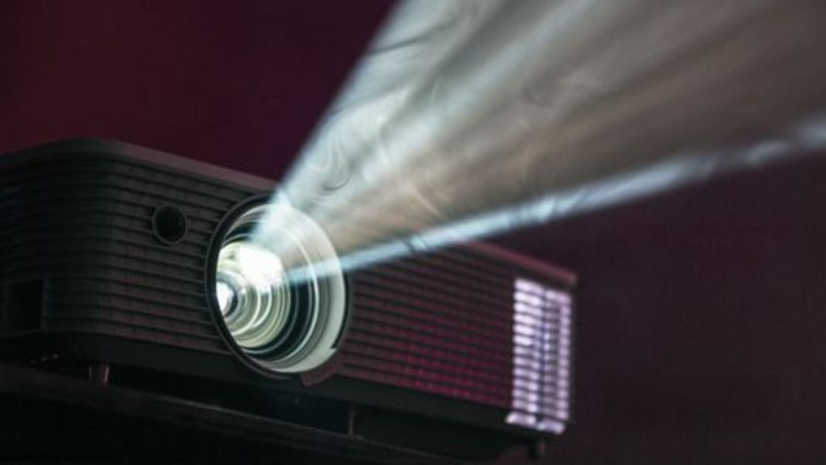 This is a comprehensive review of some of the best projectors available in India under ₹10,000. Here's a summary of the key points: