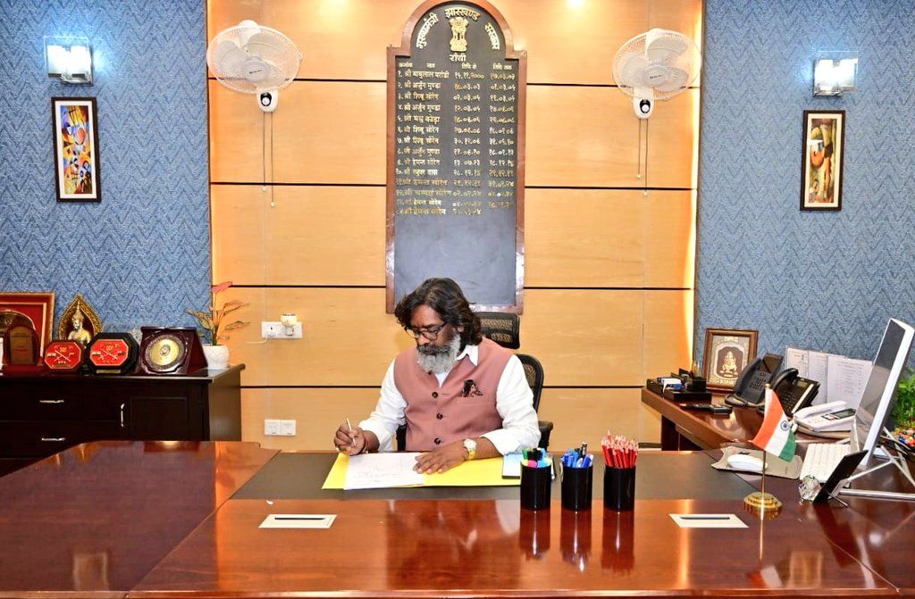 Hemant Soren Directs Strict Action Against Illegal Sand and Lottery Businesses Across Jharkhand