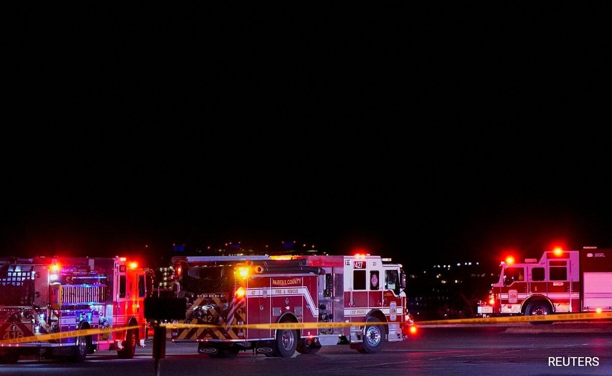 American Airlines Regional Jet Involved in Mid-Air Collision with Black Hawk Helicopter Over Reagan Washington National Airport