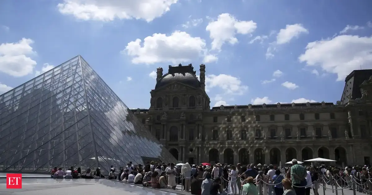 LOUVRE MUSEUM SHUT DOWN AS STAFF GO ON STRIKE OVER CROWDS AND WORKING CONDITIONS