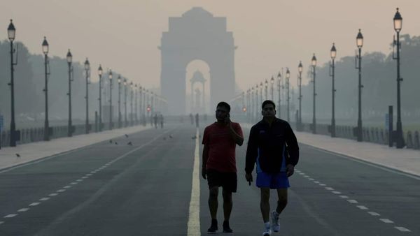 Delhi's Air Quality Deteriorates to 'Very Poor' Category, Smog Engulfs Iconic Landmarks
