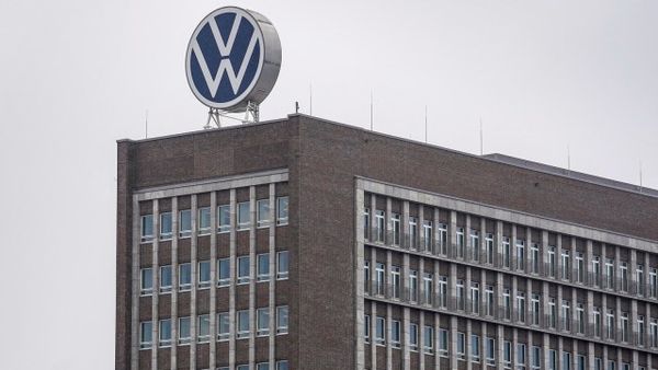 Volkswagen Head Leaves Board After Job Cuts at Northern Europe Battery Maker