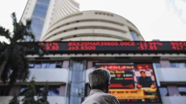 Hdfc Bank Share Price Plunges due to Market Slumps, Nifty Shows Gains