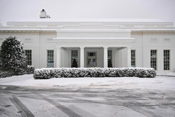 Heavy Snow Fall Hits Nation's Capital Amid Congressional Certification