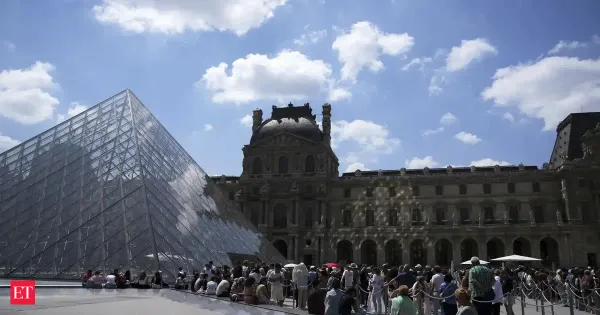 LOUVRE MUSEUM SHUT DOWN AS STAFF GO ON STRIKE OVER CROWDS AND WORKING CONDITIONS